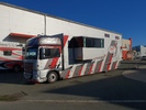 SVC Group tažné zařízení a výrobce nástavby vozidla DAF obytný kamion. Přeprava a spaní pro 6 lidí. přeprava dvou vozidel 